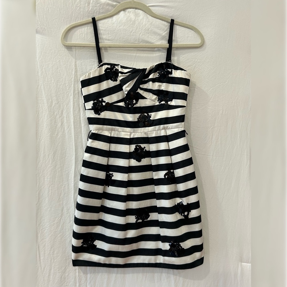 BCBG WHITE AND BLACK STRIPED STRAPLESS DRESS